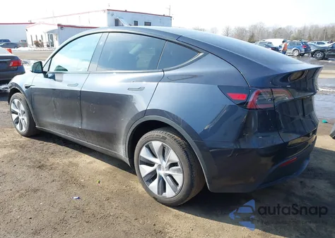 2024 Tesla Model Y Long Range Dual Motor All-Wheel Drive z USA, uszkodzony, nr VIN 7SAYGDEE9RA244223